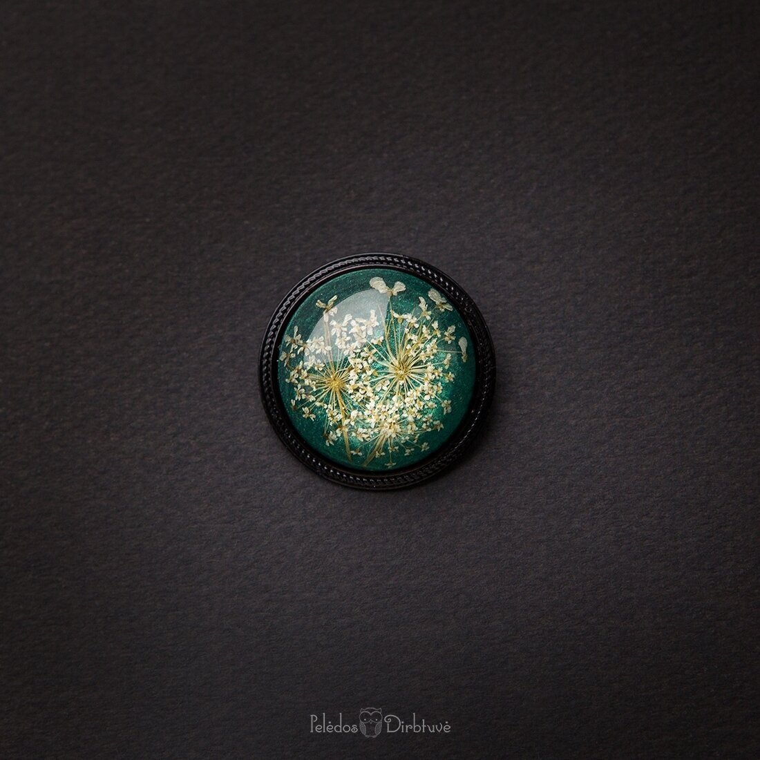 Apvali sagė "Malachito Karalienė" (37mm) (Sferinė kompozicija) Apvali sagė "Malachito Karalienė" (37mm) (Sferinė kompozicija)