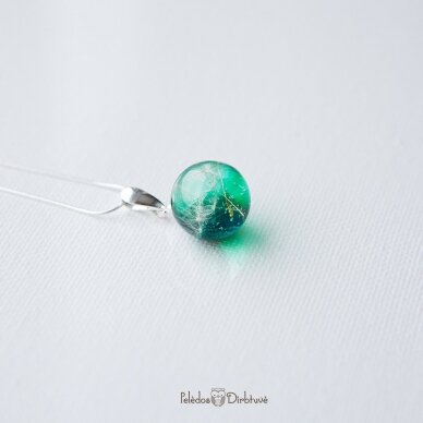 Pakabukas-burbulas su pūkais "Smaragdiniai Pūkai" (15mm, su sidabrine grandinėle) 1