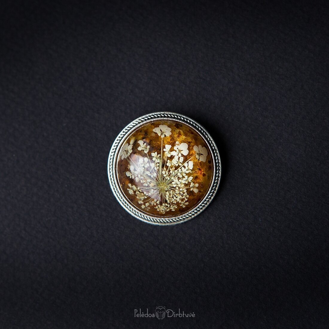 Sagė su gintarais ir gėlių nėriniais "Gintarinė Karalienė" (37mm)