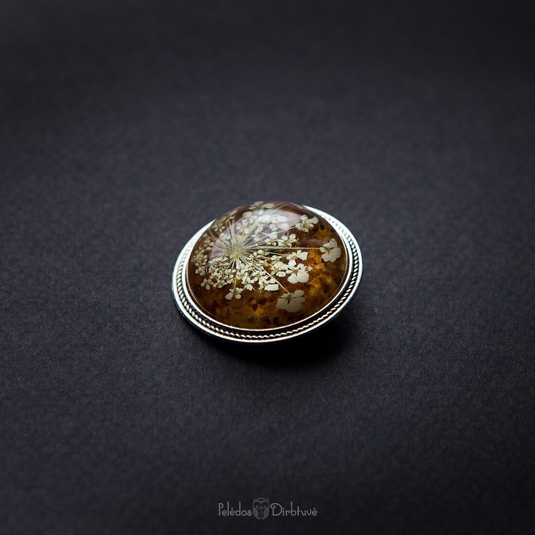 Sagė su gintarais ir gėlių nėriniais "Gintarinė Karalienė" (37mm) 4 Sagė su gintarais ir gėlių nėriniais "Gintarinė Karalienė" (37mm) 4