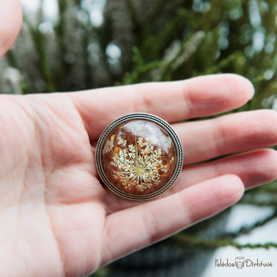 Sagė su gintarais ir gėlių nėriniais "Gintarinė Karalienė" (37mm) 1 Sagė su gintarais ir gėlių nėriniais "Gintarinė Karalienė" (37mm) 1