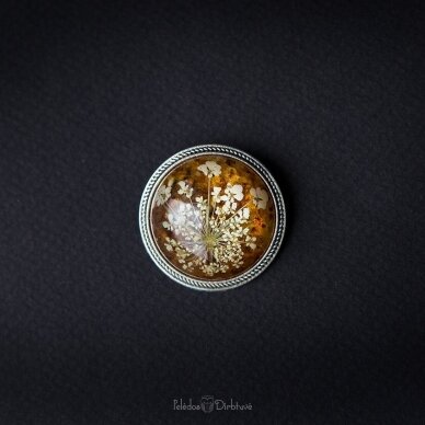 Sagė su gintarais ir gėlių nėriniais "Gintarinė Karalienė" (37mm) Sagė su gintarais ir gėlių nėriniais "Gintarinė Karalienė" (37mm)