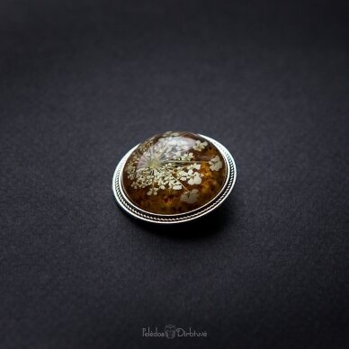 Sagė su gintarais ir gėlių nėriniais "Gintarinė Karalienė" (37mm) 4 Sagė su gintarais ir gėlių nėriniais "Gintarinė Karalienė" (37mm) 4
