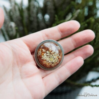 Sagė su gintarais ir gėlių nėriniais "Gintarinė Karalienė" (37mm) 2 Sagė su gintarais ir gėlių nėriniais "Gintarinė Karalienė" (37mm) 2