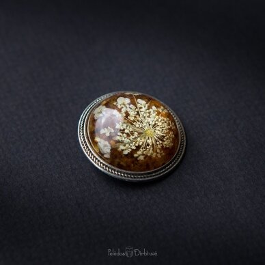 Sagė su gintarais ir gėlių nėriniais "Gintarinė Karalienė" (37mm) 3 Sagė su gintarais ir gėlių nėriniais "Gintarinė Karalienė" (37mm) 3