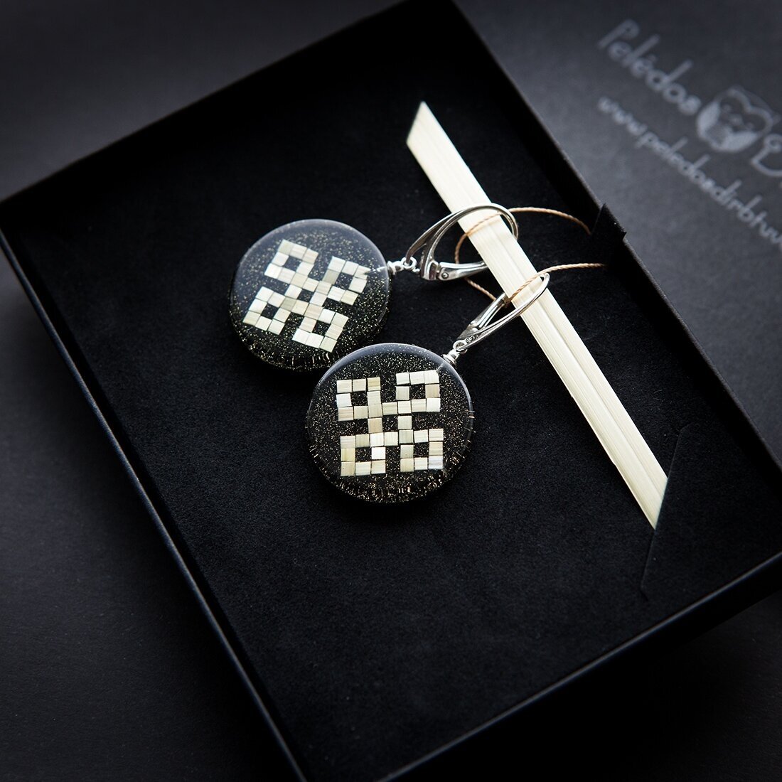 Sidabriniai, apvalūs auskarai iš šiaudo mozaikos "Liktoriukas" (~24mm) 4 Sidabriniai, apvalūs auskarai iš šiaudo mozaikos "Liktoriukas" (~24mm) 4