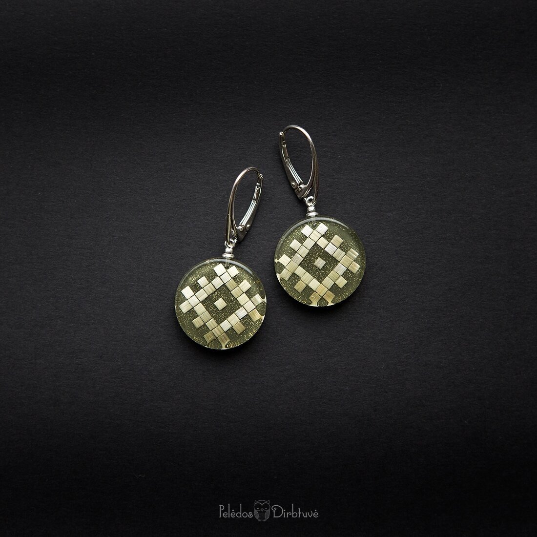 Sidabriniai, apvalūs auskarai iš šiaudo mozaikos "Roželė" (~19mm) Sidabriniai, apvalūs auskarai iš šiaudo mozaikos "Roželė" (~19mm)