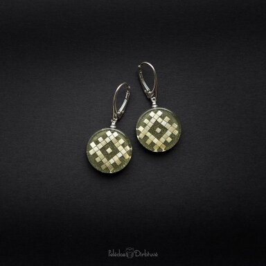 Sidabriniai, apvalūs auskarai iš šiaudo mozaikos "Roželė" (~19mm) Sidabriniai, apvalūs auskarai iš šiaudo mozaikos "Roželė" (~19mm)