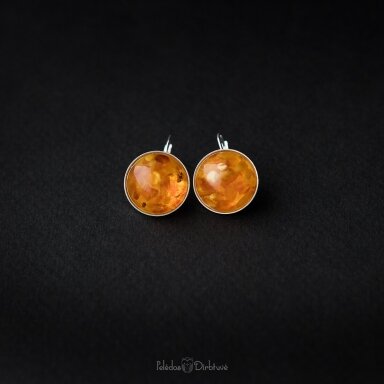 Sidabriniai auskarai su gintaro gabaliukais "Baltijos Auksas" (15mm) Sidabriniai auskarai su gintaro gabaliukais "Baltijos Auksas" (15mm)
