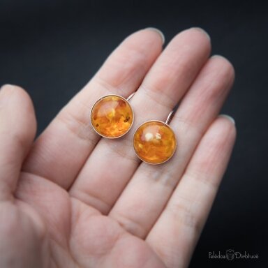 Sidabriniai auskarai su gintaro gabaliukais "Baltijos Auksas" (15mm) Sidabriniai auskarai su gintaro gabaliukais "Baltijos Auksas" (15mm)