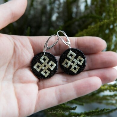 Sidabriniai, apvalūs auskarai iš šiaudo mozaikos "Liktoriukas" (~24mm) Sidabriniai, apvalūs auskarai iš šiaudo mozaikos "Liktoriukas" (~24mm)