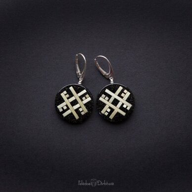 Sidabriniai, apvalūs auskarai iš šiaudo mozaikos "Perkūnas" (~24mm) Sidabriniai, apvalūs auskarai iš šiaudo mozaikos "Perkūnas" (~24mm)