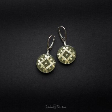 Sidabriniai, apvalūs auskarai iš šiaudo mozaikos "Roželė" (~19mm) Sidabriniai, apvalūs auskarai iš šiaudo mozaikos "Roželė" (~19mm)